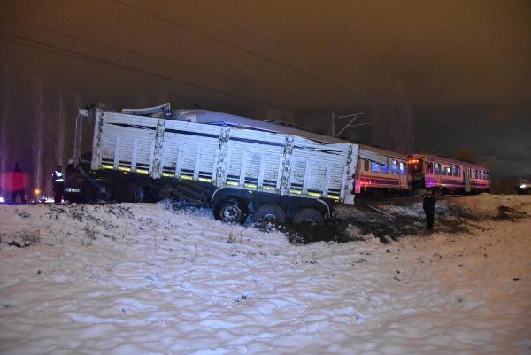 Kütahya'da raybüs TIR'a çarptı: 1 ölü 11 yaralı