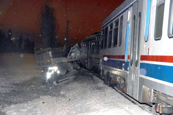 Kütahya'da raybüs TIR'a çarptı: 1 ölü 11 yaralı