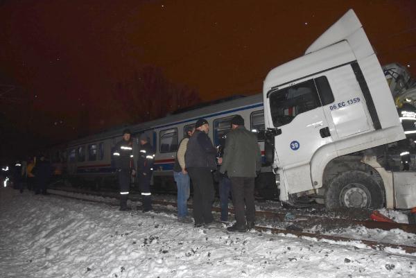 Kütahya'da raybüs TIR'a çarptı: 1 ölü 11 yaralı