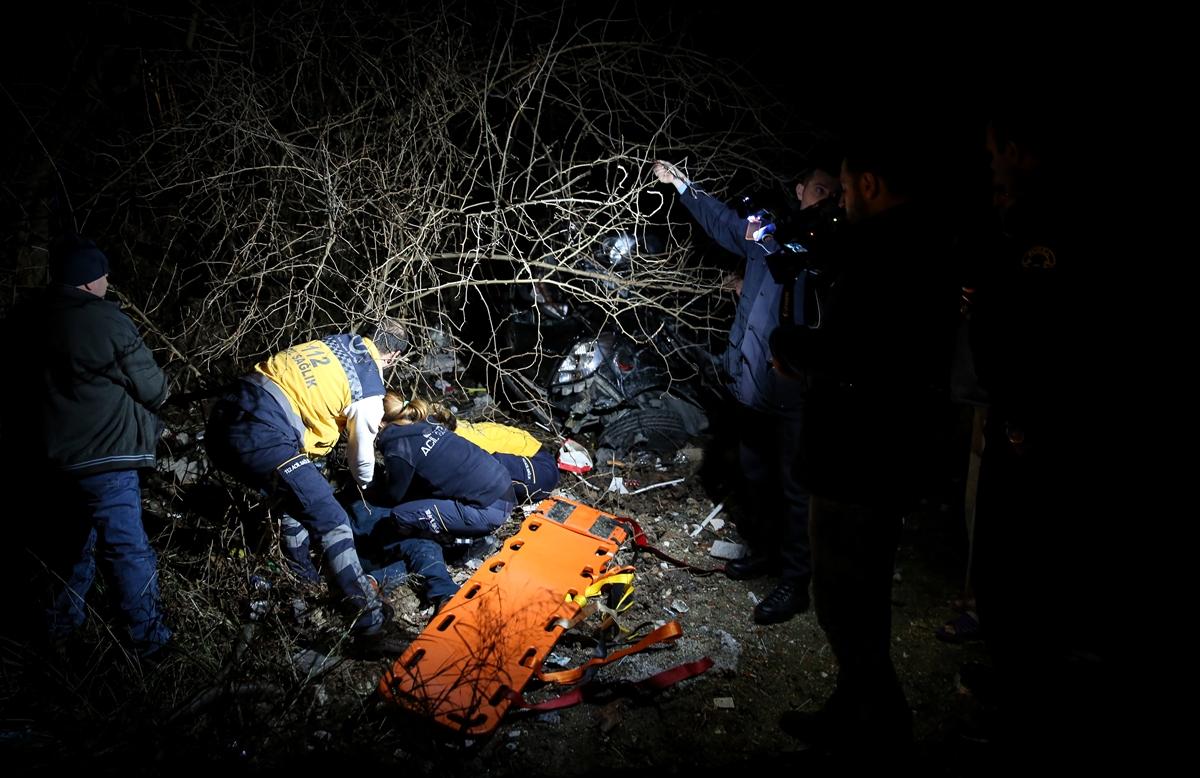 Otobüs durağına çarpan otomobil araziye devrildi