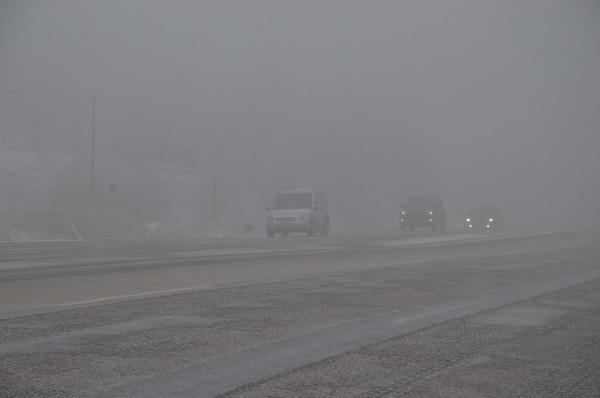 Denizli'de sis ve kar sürücüleri zorladı