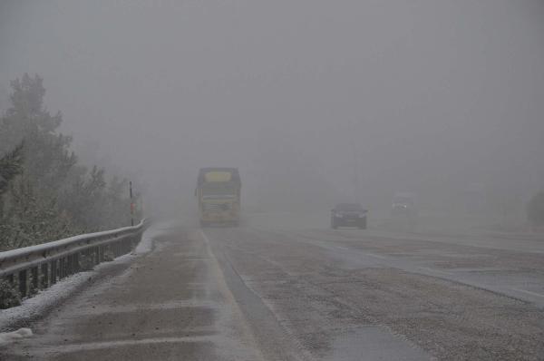 Denizli'de sis ve kar sürücüleri zorladı