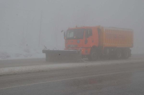 Denizli'de sis ve kar sürücüleri zorladı