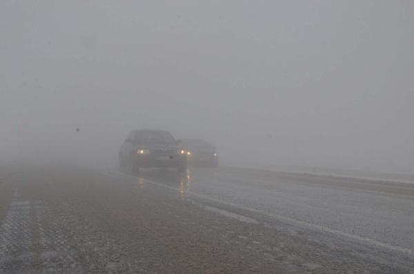 Denizli'de sis ve kar sürücüleri zorladı