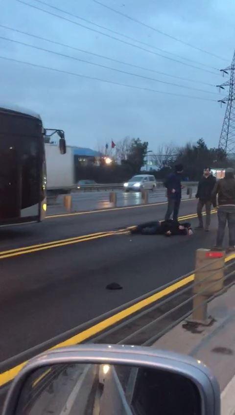 Küçükçekmece'de metrobüs yayaya çarptı