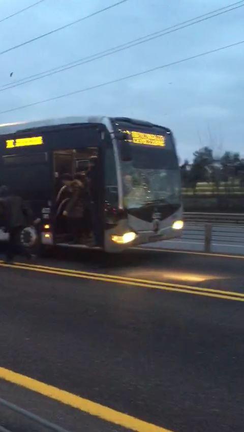 Küçükçekmece'de metrobüs yayaya çarptı