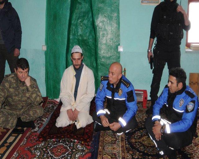 Hakkari'de asker ve polis halkın yanında