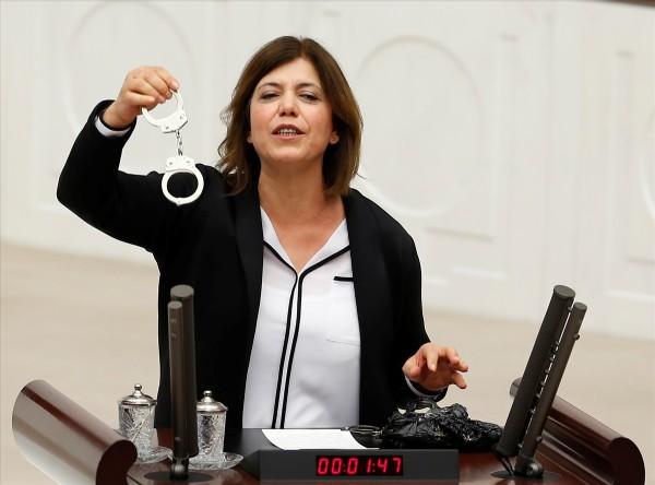 Gözaltına alınan HDP'li vekiller serbest kaldı