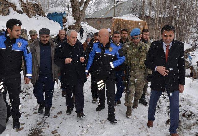 Hakkari'de asker ve polis halkın yanında