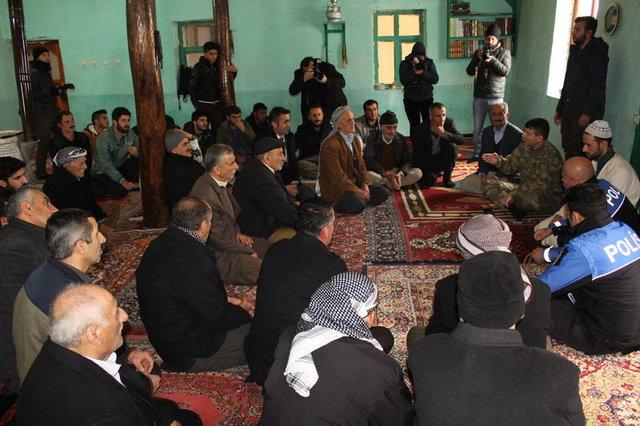 Hakkari'de asker ve polis halkın yanında