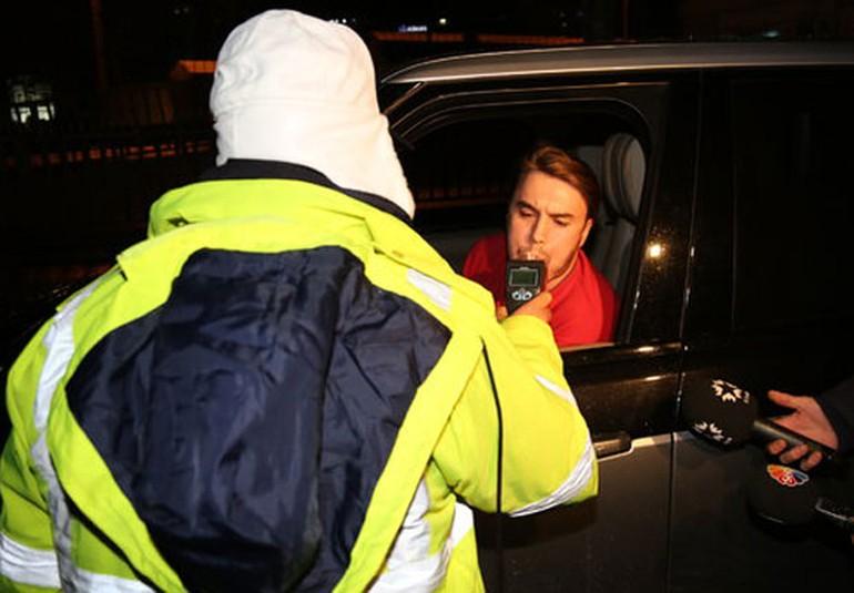 Mustafa Ceceli trafik polisinden kaçtı