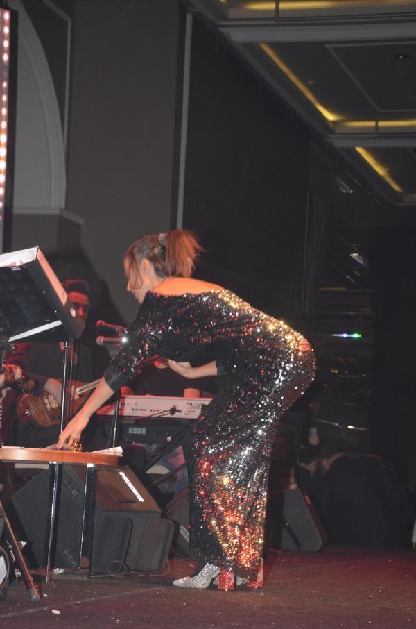 Yıldız Tilbe sahnede terziliğe soyundu