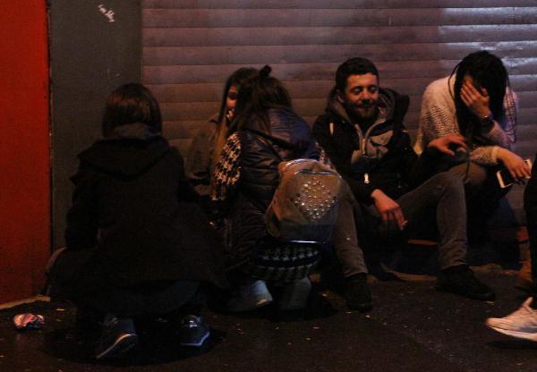 Beyoğlu’nda silahlı çatışma: 1’i polis 4 yaralı