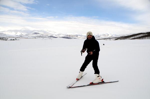 Komünist Partili Başkan ve Ovacıklılar'ın kayak keyfi