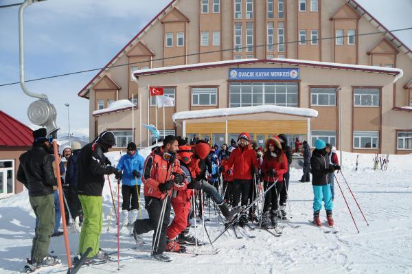 Komünist Partili Başkan ve Ovacıklılar'ın kayak keyfi