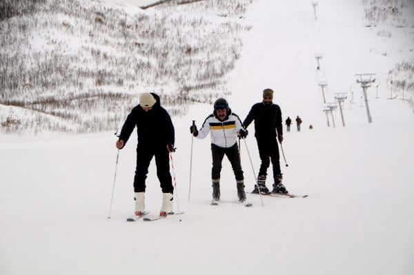 Komünist Partili Başkan ve Ovacıklılar'ın kayak keyfi