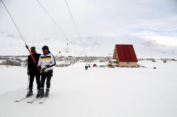 Komünist Partili Başkan ve Ovacıklılar'ın kayak keyfi