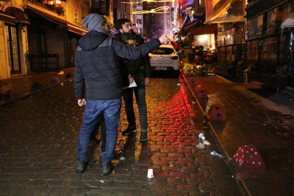 Beyoğlu’nda silahlı çatışma: 1’i polis 4 yaralı