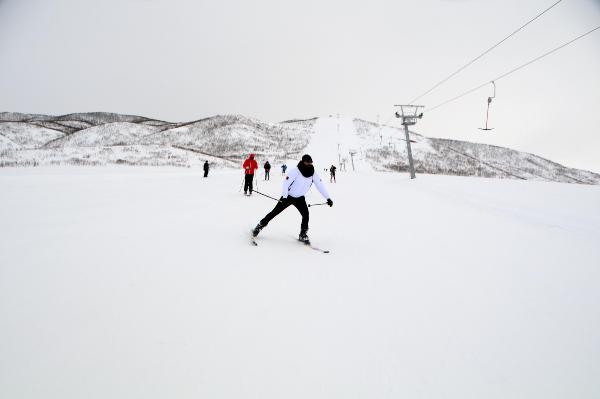 Komünist Partili Başkan ve Ovacıklılar'ın kayak keyfi
