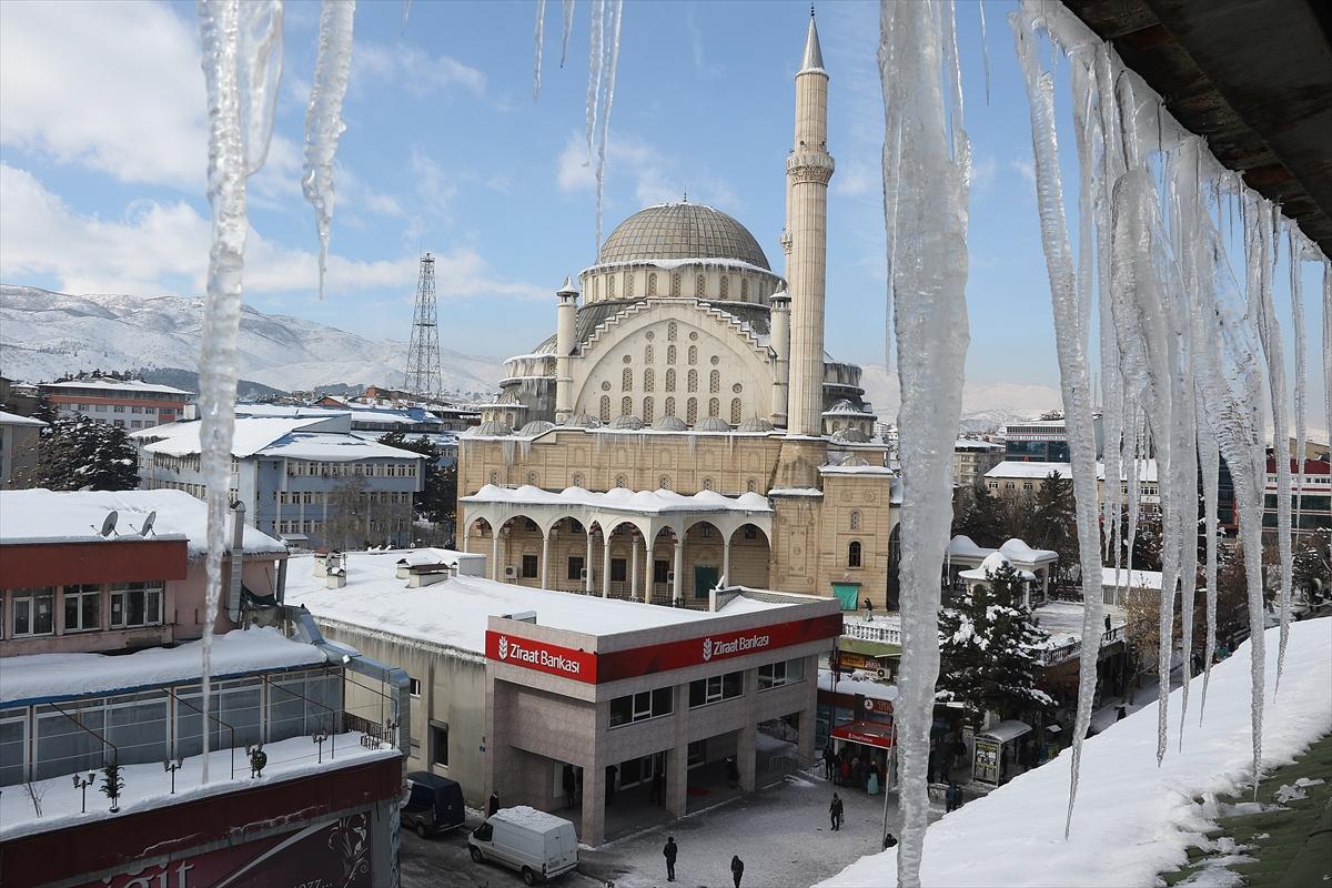 Buz sarkıtları can güvenliği için tehdit oluşturuyor