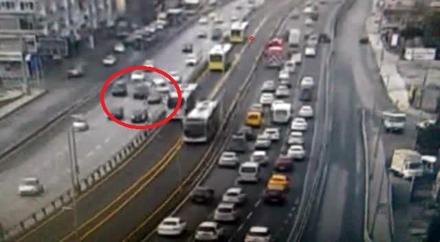 Makas atan sürücü zincirleme kazaya neden oldu