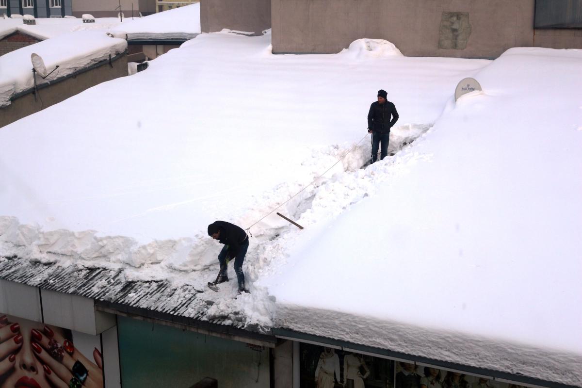 Havalimanının duvarları bile buz tuttu