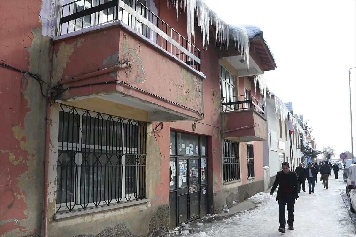 Buz sarkıtları can güvenliği için tehdit oluşturuyor