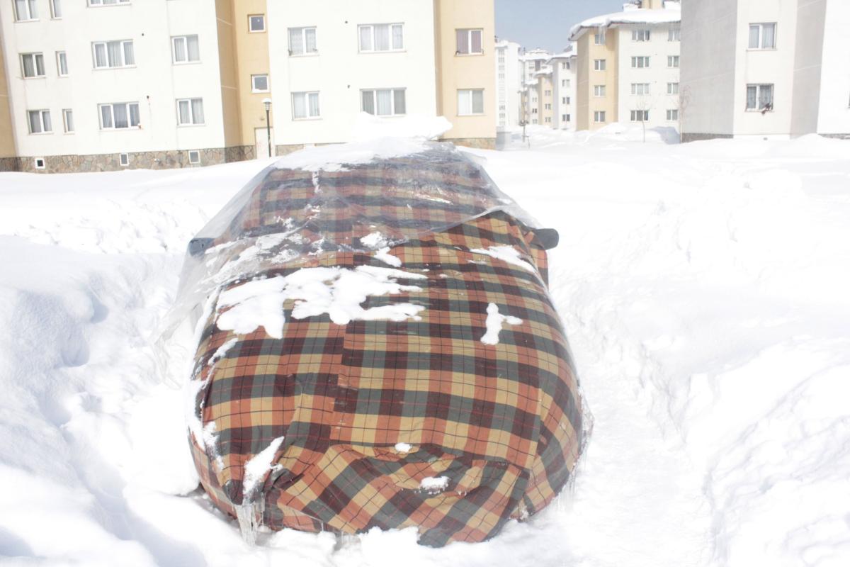 Havalimanının duvarları bile buz tuttu