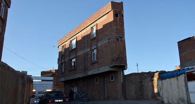 Şanlıurfa'da üç katlı ilginç bina