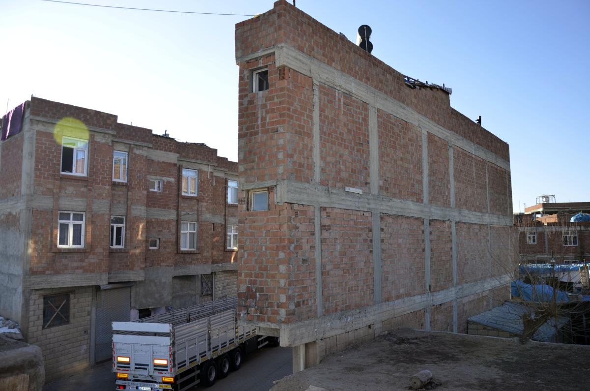 Şanlıurfa'da üç katlı ilginç bina
