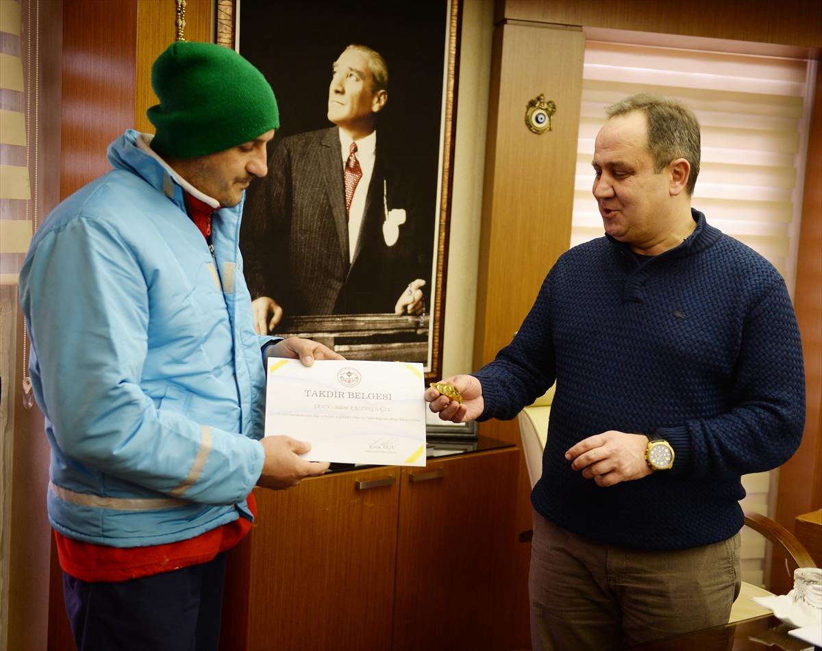 Üşüyen köpeğin üzerine çıkarttığı montunu örttü