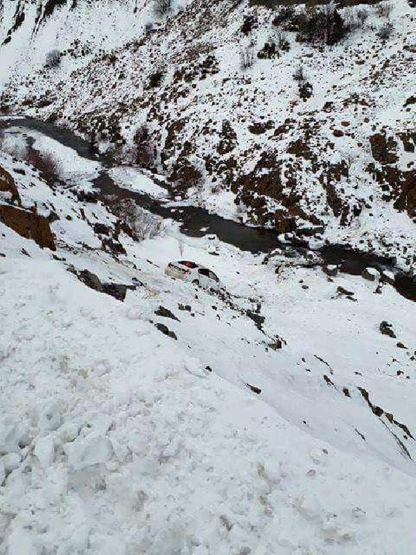 Askerlerin bulunduğu otomobil şarampole yuvarlandı