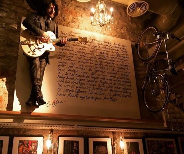 Okan Bayülgen bar işine girdi