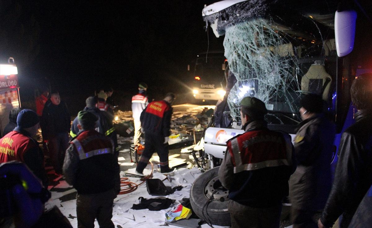 Uşak'ta yolcu otobüsüyle tır çarpıştı: 1 ölü 8 yaralı