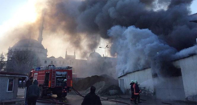 Sultanbeyli'de otomotiv deposunda yangın