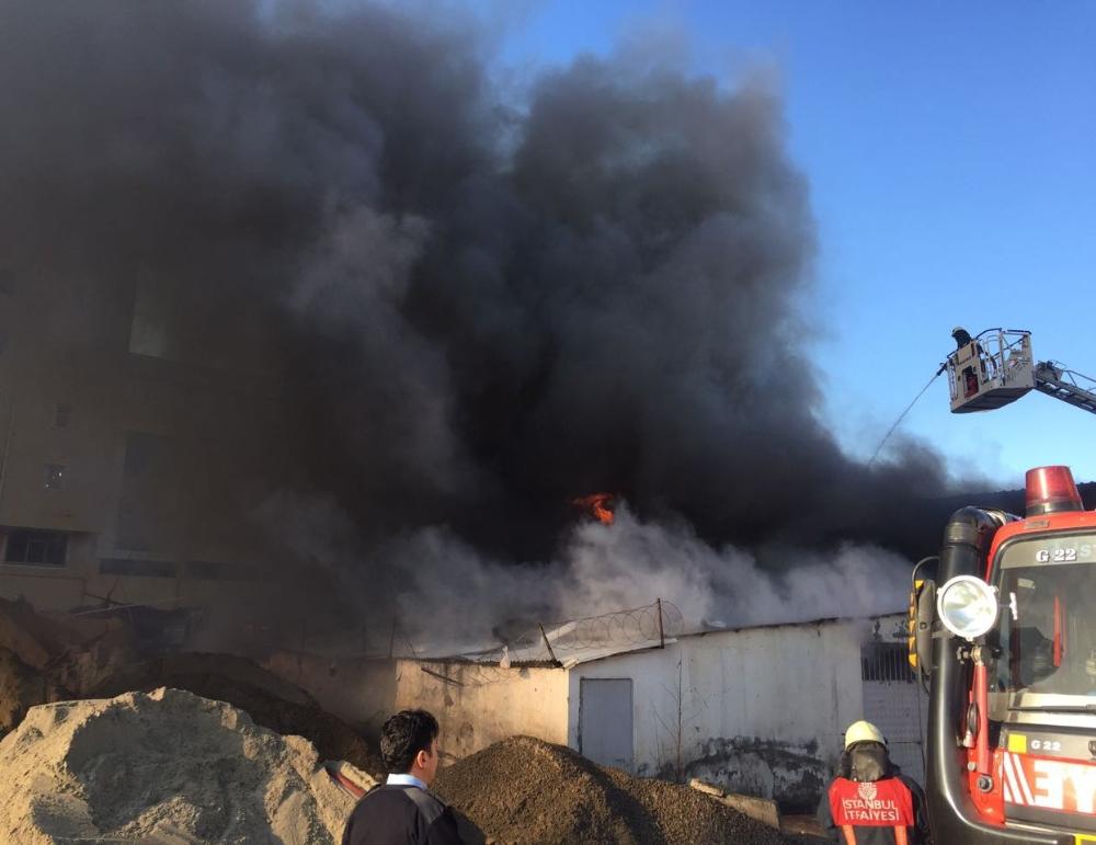 Sultanbeyli'de otomotiv deposunda yangın