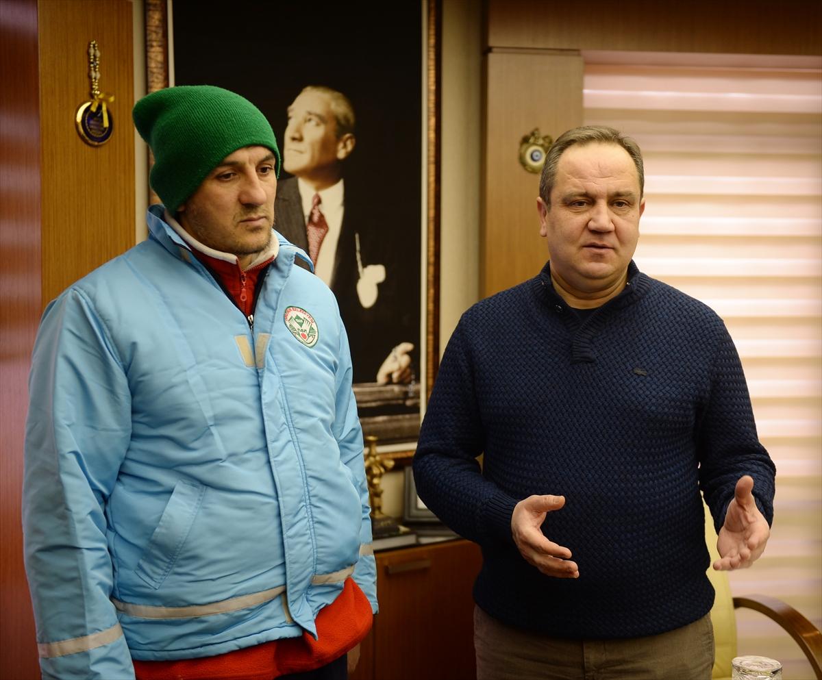 Üşüyen köpeğin üzerine çıkarttığı montunu örttü