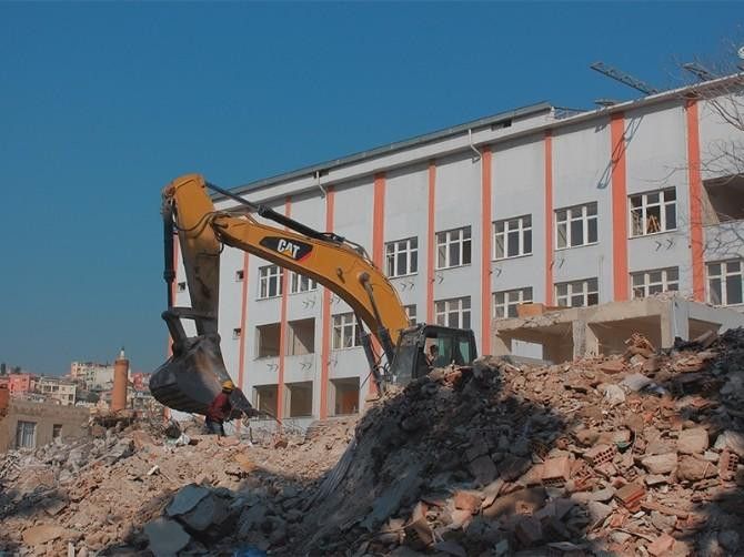 Eski hastaneler yıkılmaya başlandı
