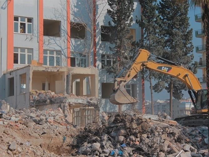 Eski hastaneler yıkılmaya başlandı