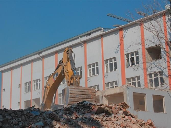 Eski hastaneler yıkılmaya başlandı