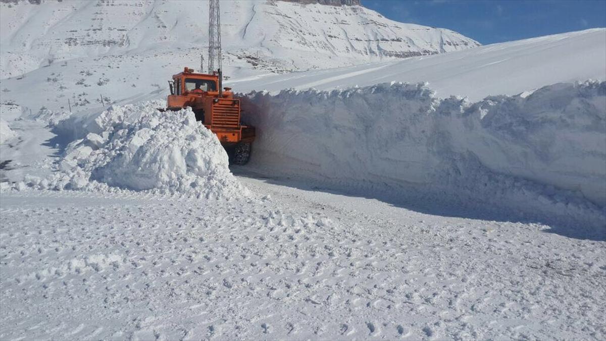 Karda 14 saat mahsur kaldılar
