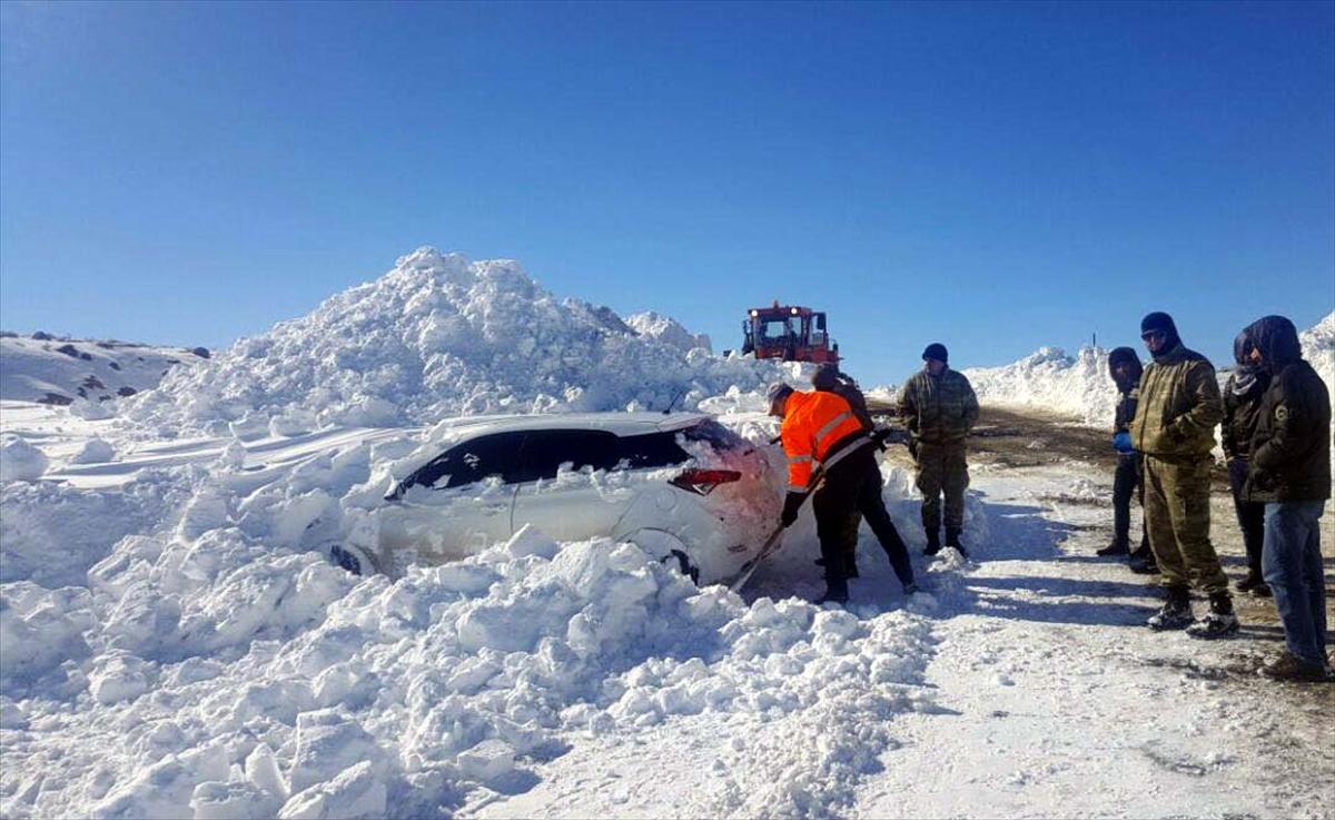 Karda 14 saat mahsur kaldılar