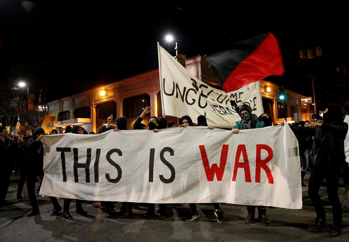 Trump karşıtları Berkeley kampüsünü dağıttı