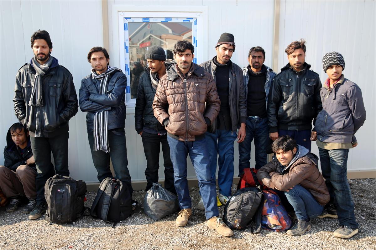 Yunanistan kaçak göçmenleri Türk sınırına bıraktı