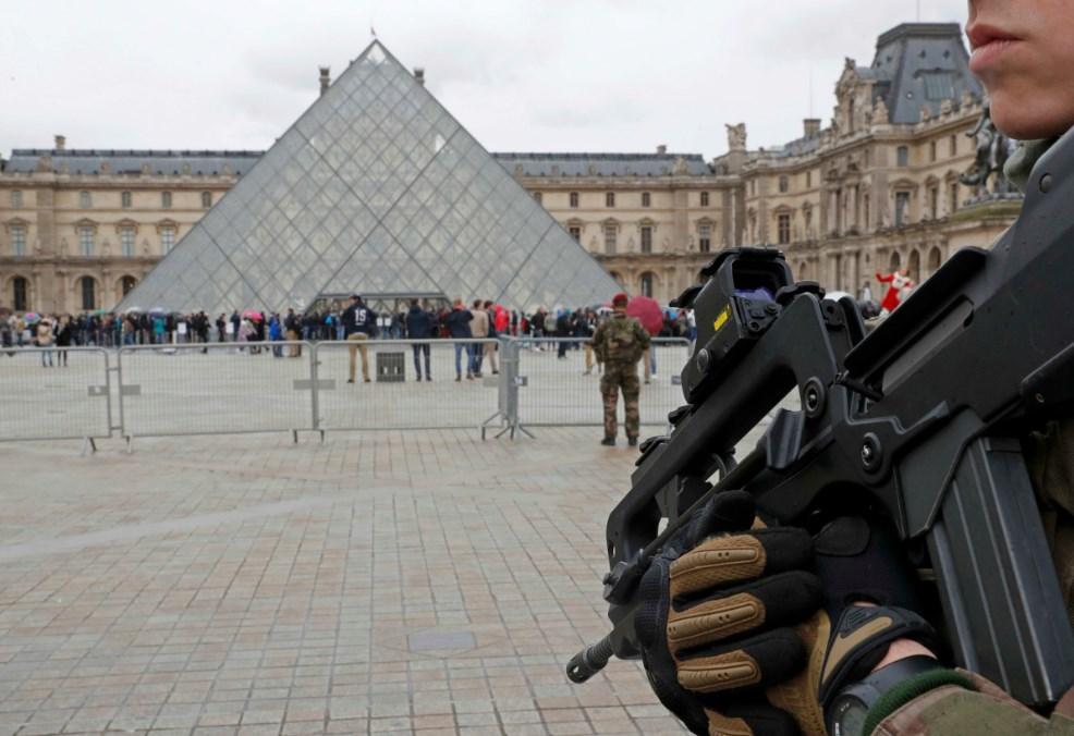 Paris'te Louvre Müzesi önünde askere saldırı