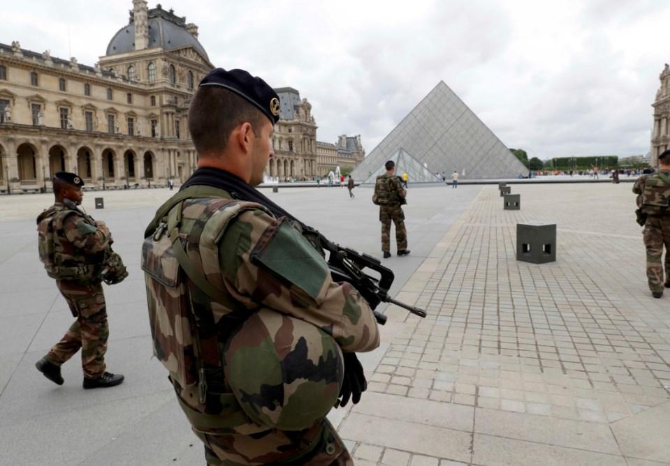Paris'te Louvre Müzesi önünde askere saldırı