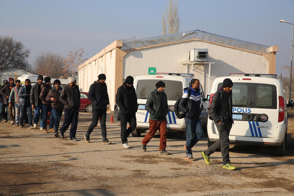 Yunanistan kaçak göçmenleri Türk sınırına bıraktı