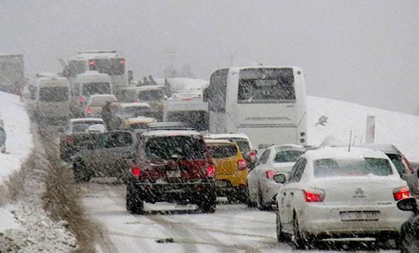 Uludağ'da sis ve yoğun kar yağışı etkili oldu