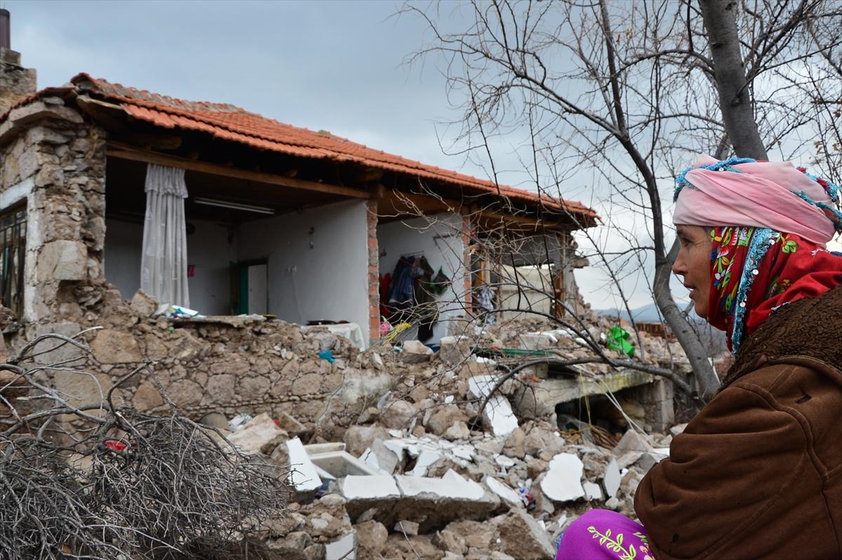 Deprem sonrası Çanakkale köylerinde hasar meydana geldi