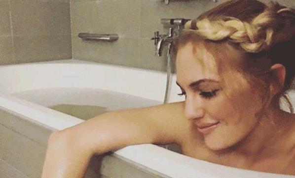 Meryem Uzerli'nin küvet pozu